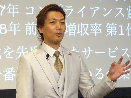 あいさつする糟谷耕一社長